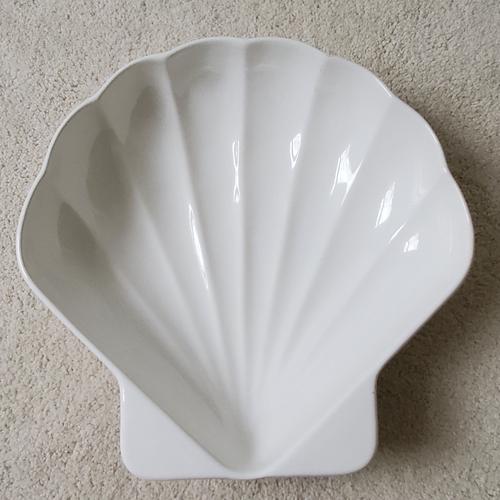 Vintage Pfaltzgraff White Shell Server Bowl Oven Microwave Safe